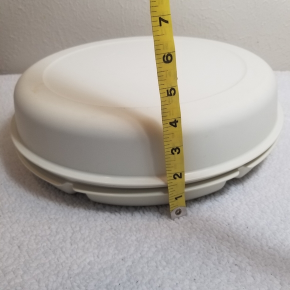 Tupperware divided vegetable chip and dip tray with lid - Picture 4 of 6